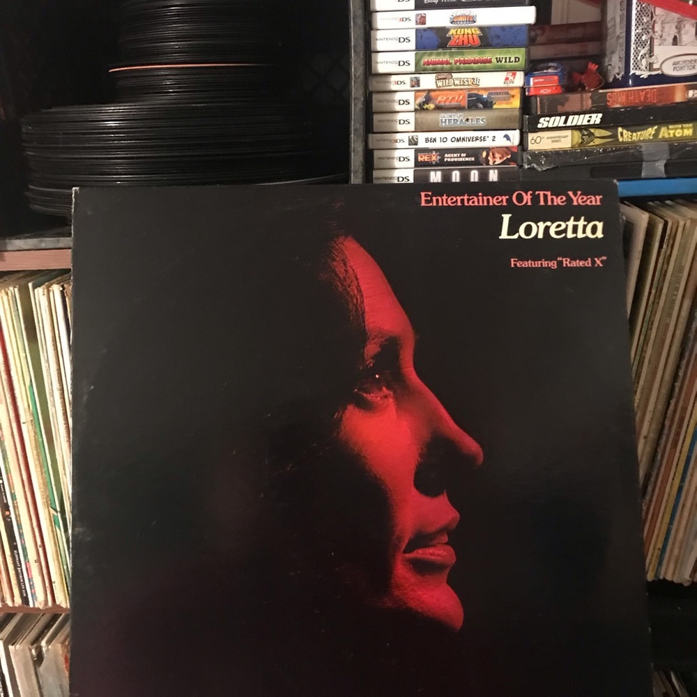 Loretta - Entertainer Of The Year LP (Red Accent Cover)